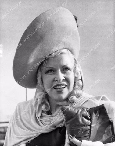 news photo Mae West arrives in England for her stage play Diamond Lil 45bx06-331