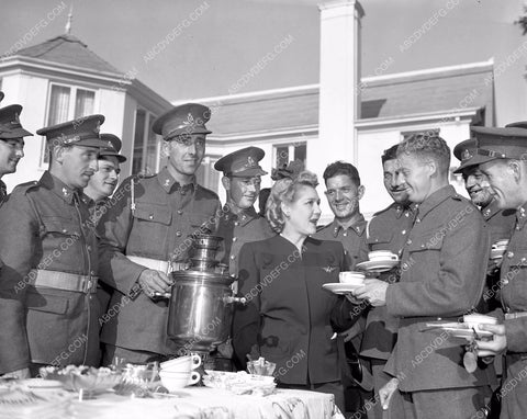 Mary Pickford hosts event for military personell 45bx07-017
