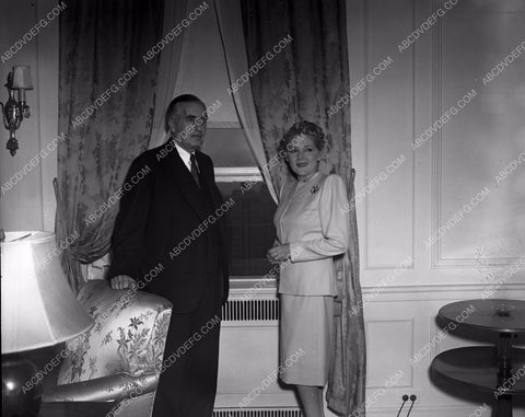 Mary Pickford and guest at Pickfair 45bx07-019a