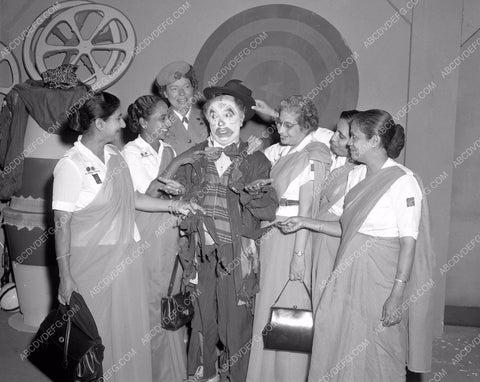 circus clown greets Indian Women's Group 45bx07-049
