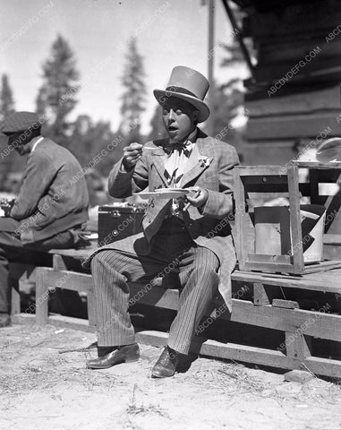 quick lunch and cigar between takes 20th Century Fox backlot 45bx07-053