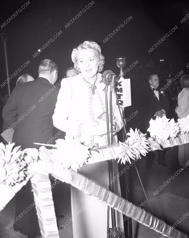 Mary Pickford at the podium for event 45bx07-078