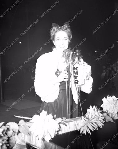 Dorothy Lamour at the KMTR microphone 45bx07-210
