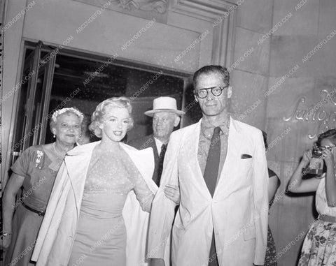 news photo Marilyn Monroe Arthur Miller candid hollywood 45bx07-337