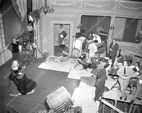 Peggy Cummins behind the scenes film Forever Amber 45fa-57