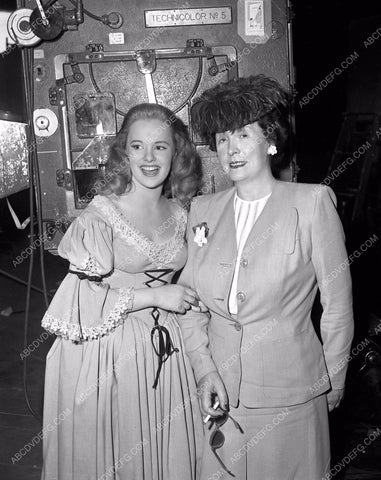 Peggy Cummins behind the scenes film Forever Amber 45fa-94