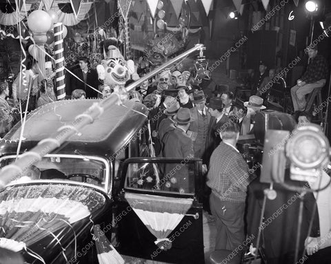 Robert Stack behind scenes Desilu sets TV show The Untouchables 45unt-135
