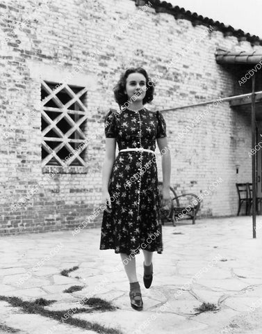 candid Deanna Durbin outdoors 4930-35