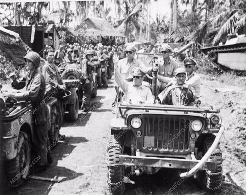 news photo WWII Gen Douglas MacArthur in the Philippines 4b09-066