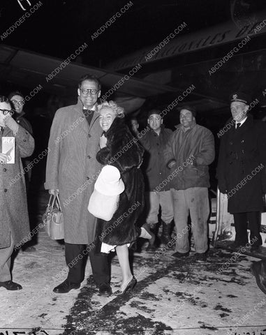 news photo Marilyn Monroe Arthur Miller swamped at the airport 4b09-131