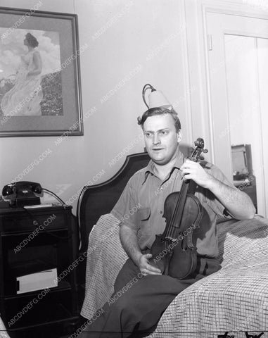 conductor violinist Yehudi Menuhin at home with violin 4b09-134