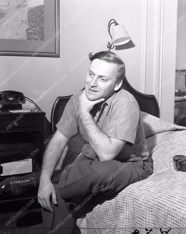 conductor violinist Yehudi Menuhin at home with violin 4b09-135