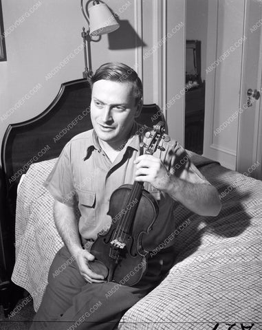 conductor violinist Yehudi Menuhin at home with violin 4b09-136