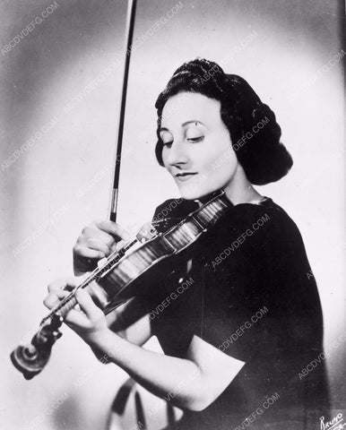 classical musician violinist Erica Morini portrait 4b09-206