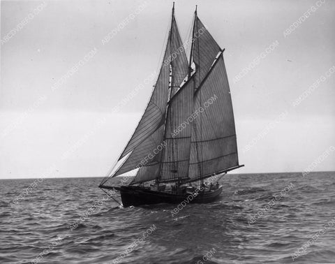 nautical sail ship on the high seas 4b09-229