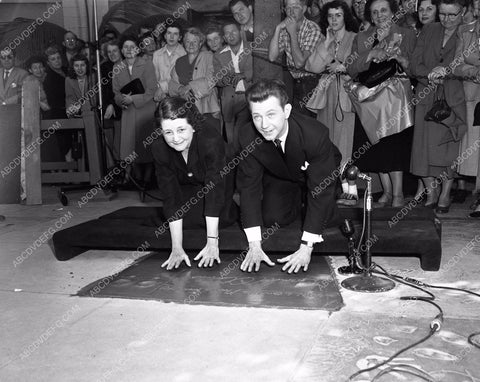 Donald O'Connor & mother hands in cement Grauman's Chinese Theat 4b09-261