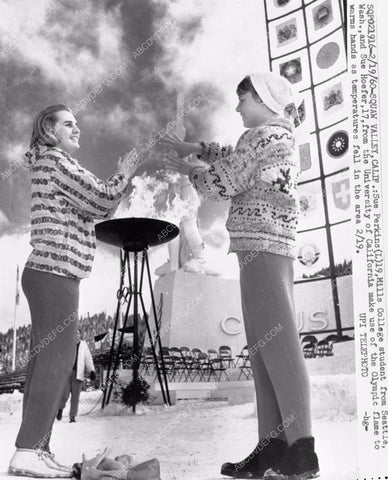 college girls Sue Perkins Seattle Sue Hoefer use Olympic Torch for heat 4b09-265