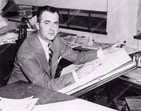 Gene Ahern cartoonist hard at work 4b09-343