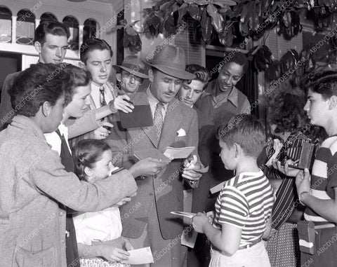 Brian Aherne signs autographs for fans 4b09-344