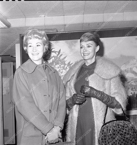 news photo June Lockhart and friend 4b09-413