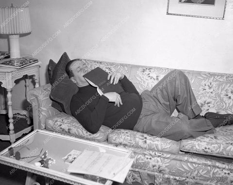 Robert Benchley gives magazine interview of home and life 4b09-509