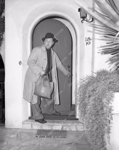 Robert Benchley gives magazine interview of home and life 4b09-515