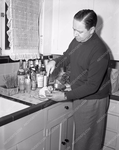 Robert Benchley gives magazine interview of home and life 4b09-516