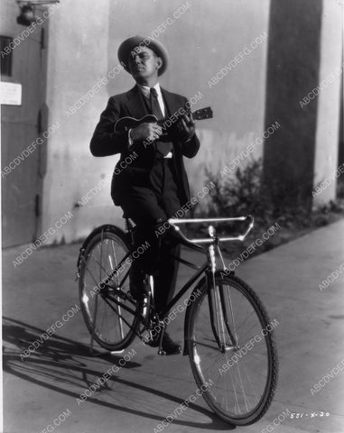 Cliff Edwards play ukulele and rides bicycle, coordinated huh 4b09-530