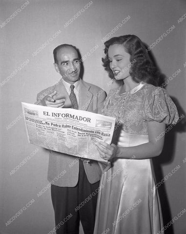 Ann Blythe with Mexican Spanish newspaper 4b09-561
