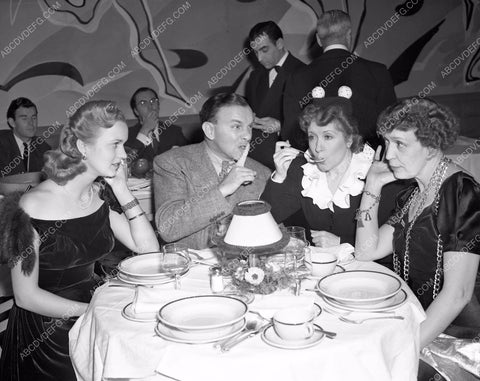 George Burns Gracie Allen dining with friends 4b09-636