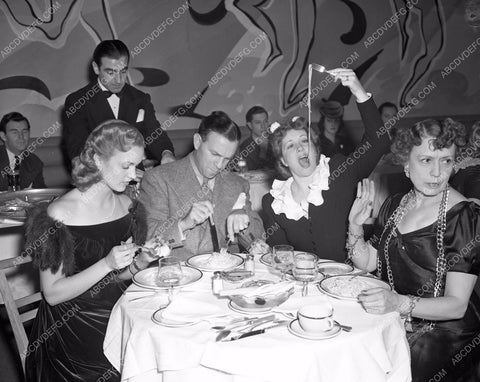 George Burns Gracie Allen dining with friends 4b09-637