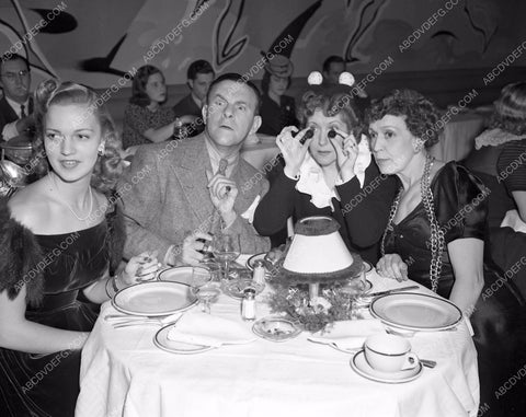 George Burns Gracie Allen dining with friends 4b09-646