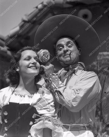 Leo Carrillo and cute senorita 4b10-014