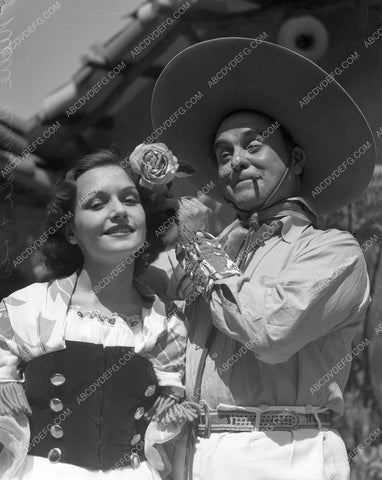 Leo Carrillo and cute senorita 4b10-015