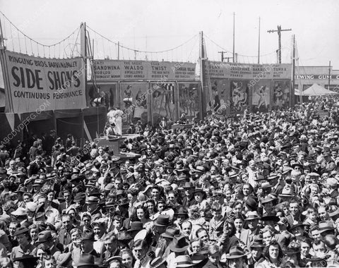Ringling Bros Barnum Bailey Circus sideshow and crowds o folks 4b10-047