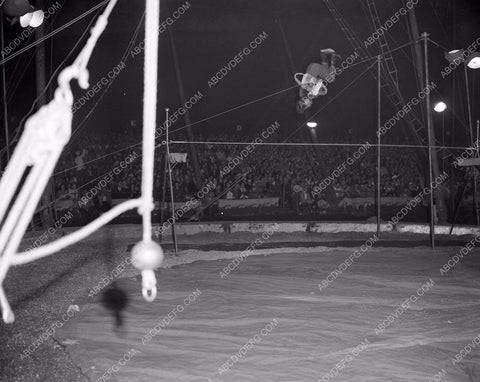 circus daredevil entertains the crowds Ringling Bros Barnum Bailey 4b10-054