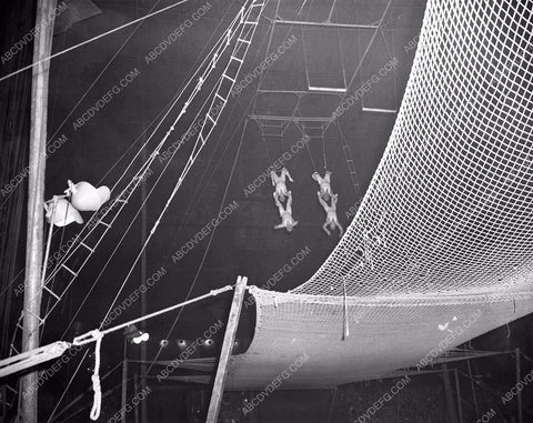 circus trapeze act for Ringling Bros Barnum Bailey Circus 4b10-059