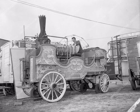 really old school circus wagons 4b10-061