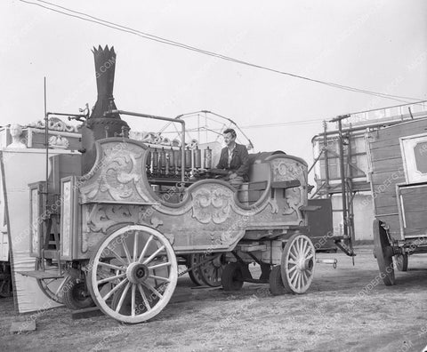 really old school circus wagons 4b10-062
