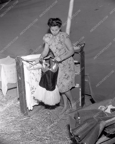 Cole Brothers Circus performers and crew get ready for show 4b10-071