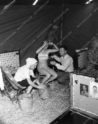 Cole Brothers Circus performers and crew get ready for show 4b10-073