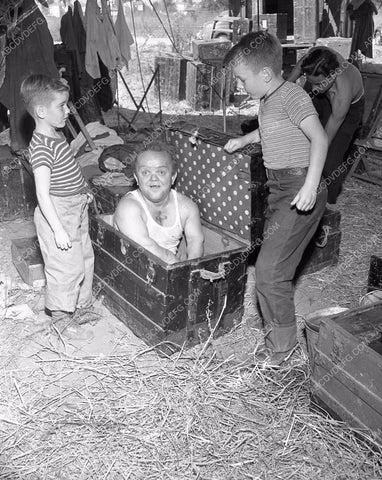 Cole Brothers Circus performers and crew get ready for show 4b10-075