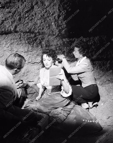 Linda Darnell makeup check behind the scenes film Dakota Incident 4b10-154