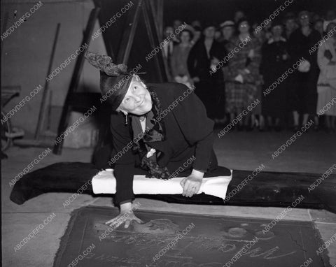 May Robson puts hands in cement Grauman's Chinese Theatre 4b10-242