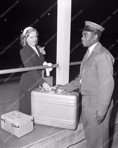 unknown actress photographed at the airport 4b10-281