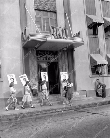 fans picket RKO Studios in favour of James Craig 4b10-288