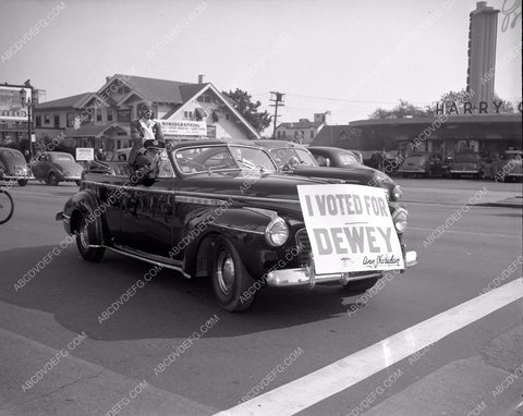 Ann Sheridan loses bet mud on face I Voted for Dewey sign on car 4b10-407