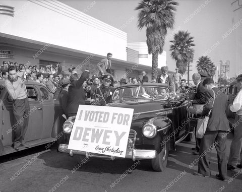 Ann Sheridan loses bet mud on face I Voted for Dewey sign on car 4b10-408