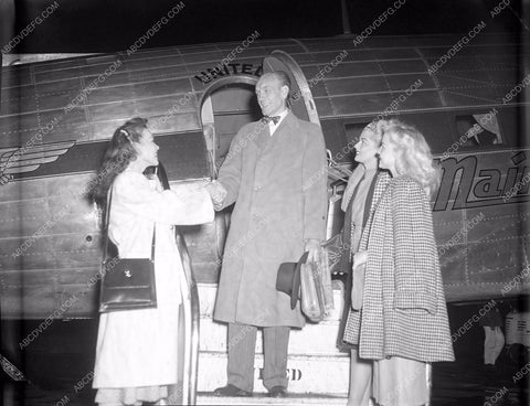 Earl Carroll gets off airplane greeted by his showgirls 4b10-572