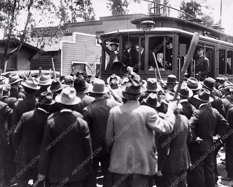 news photo mob forming around old streetcar (labor disdpute?) 4b10-582